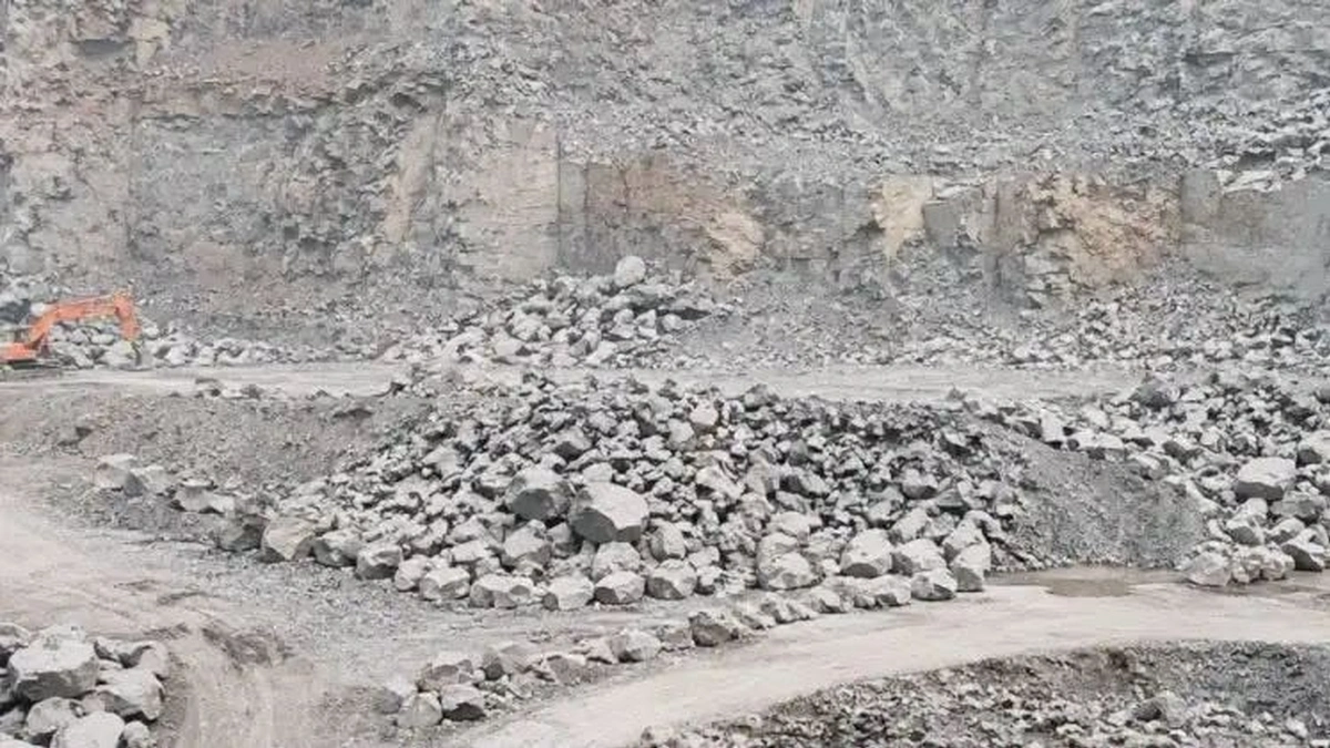 bengalurutil dagad khanit bhishan durghatana ; saat majuracha mrutyu