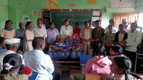 bijgarni highschoolmadhil vidyarthyanna shaikshanik sahityache vatap