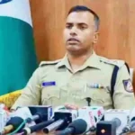 blackmail karanarya banavat patrakaranna police adhikshakancha ishara