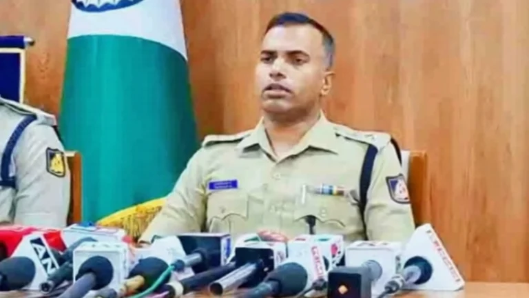 blackmail karanarya banavat patrakaranna police adhikshakancha ishara
