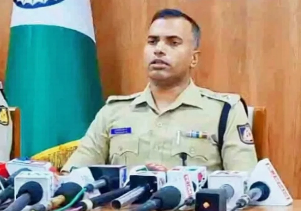 blackmail karanarya banavat patrakaranna police adhikshakancha ishara