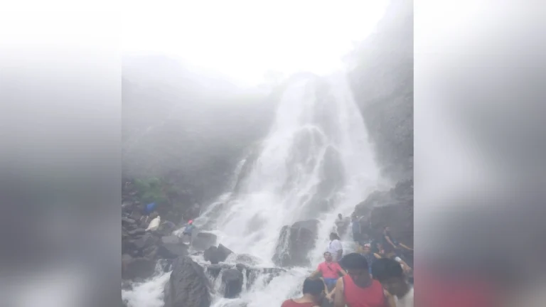 char divsanchya musaldhar pavasanantar ambolicha mukhya dhabdhaba purn kshamatene pravahit