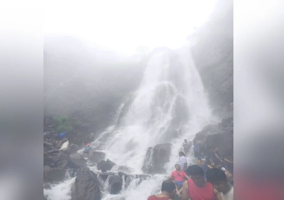 char divsanchya musaldhar pavasanantar ambolicha mukhya dhabdhaba purn kshamatene pravahit