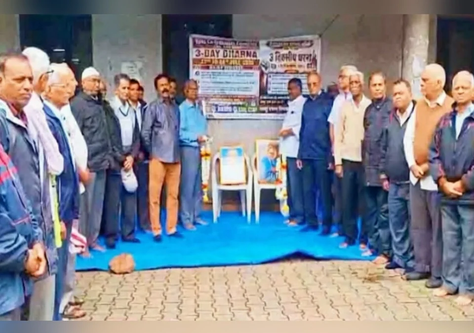 dirghakal pralambit magnyansathi belgaavat bsnl karmacharyanche dharane andolan