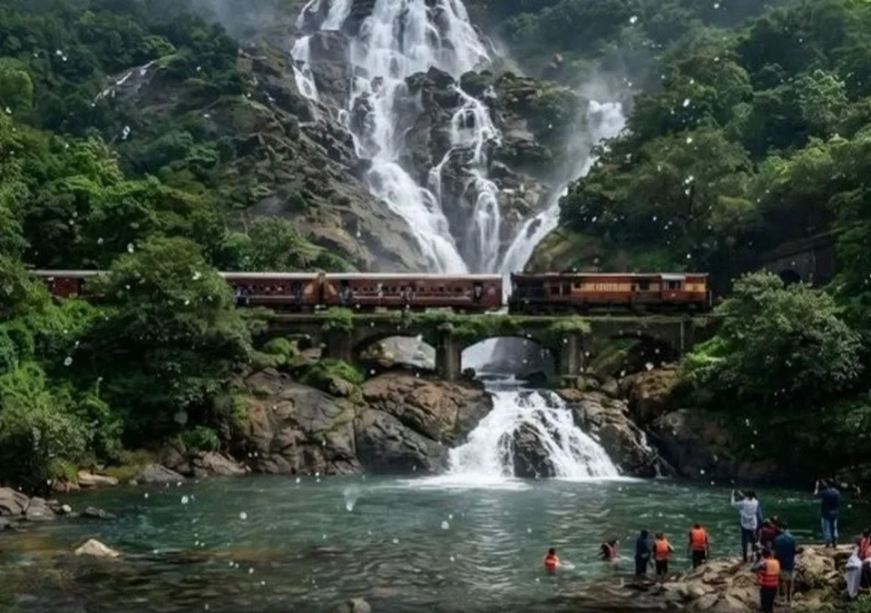 doodhsagar yethe bekaydeshir trekking ; 32 paryatakaanvar karvai