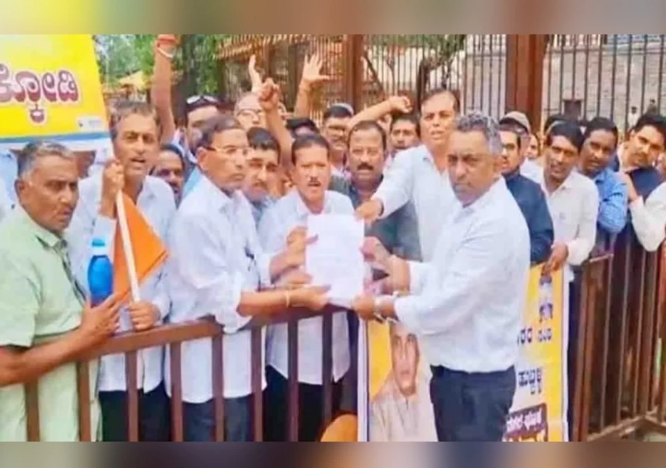 junya pension yojnesathi belgaavat shikshakanche andolan
