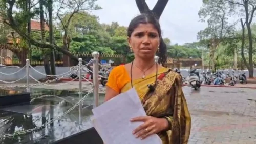karagruhatil patiche aadhaarcard milavnyasathi mahilechi dhavpal