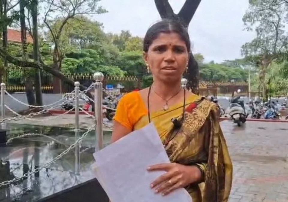karagruhatil patiche aadhaarcard milavnyasathi mahilechi dhavpal