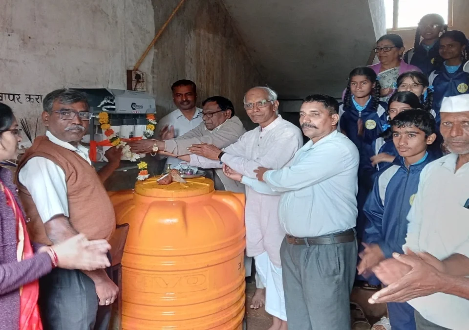 karle madhyamik vidyalayala water filterchi bhet