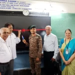 kha. iranna kadadi yanchya nidhitun b. k. model highschoolla smart boardchi bhet