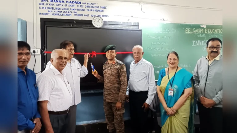 kha. iranna kadadi yanchya nidhitun b. k. model highschoolla smart boardchi bhet