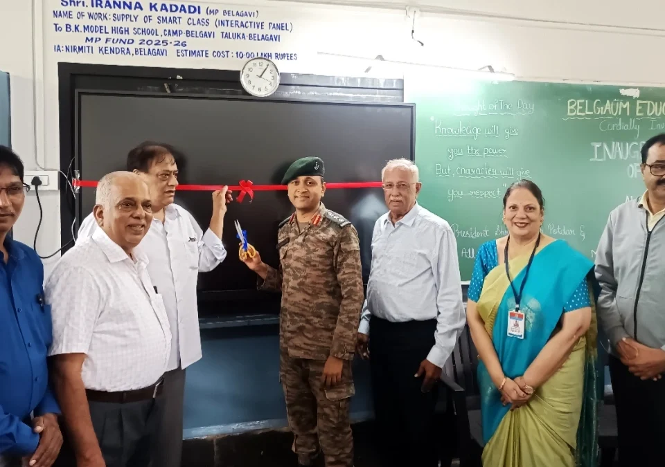 kha. iranna kadadi yanchya nidhitun b. k. model highschoolla smart boardchi bhet