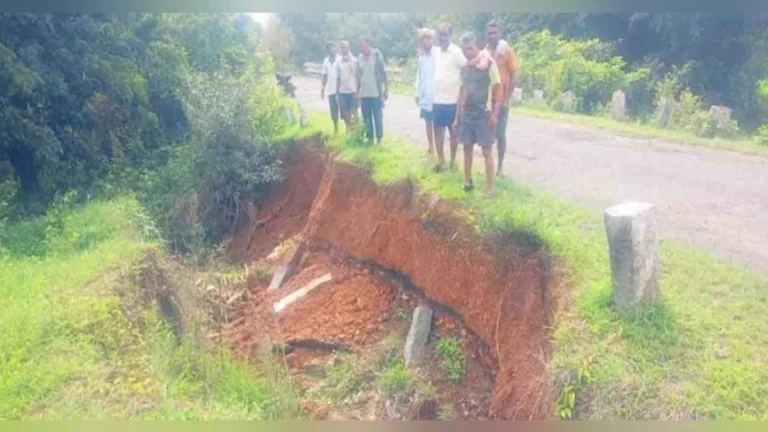 musaldhar pavasamule khanapuratil madva- halshi rasta khachla