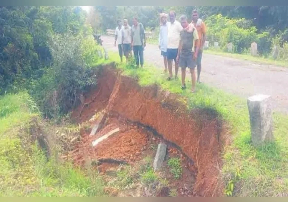 musaldhar pavasamule khanapuratil madva- halshi rasta khachla