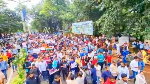 neet gairvyavharachya nishedharth belgaavat youth congress va vidyarthyanchi tivra nidarshane