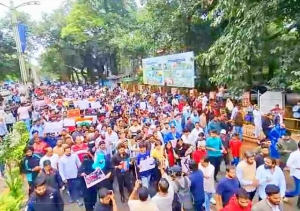 neet gairvyavharachya nishedharth belgaavat youth congress va vidyarthyanchi tivra nidarshane
