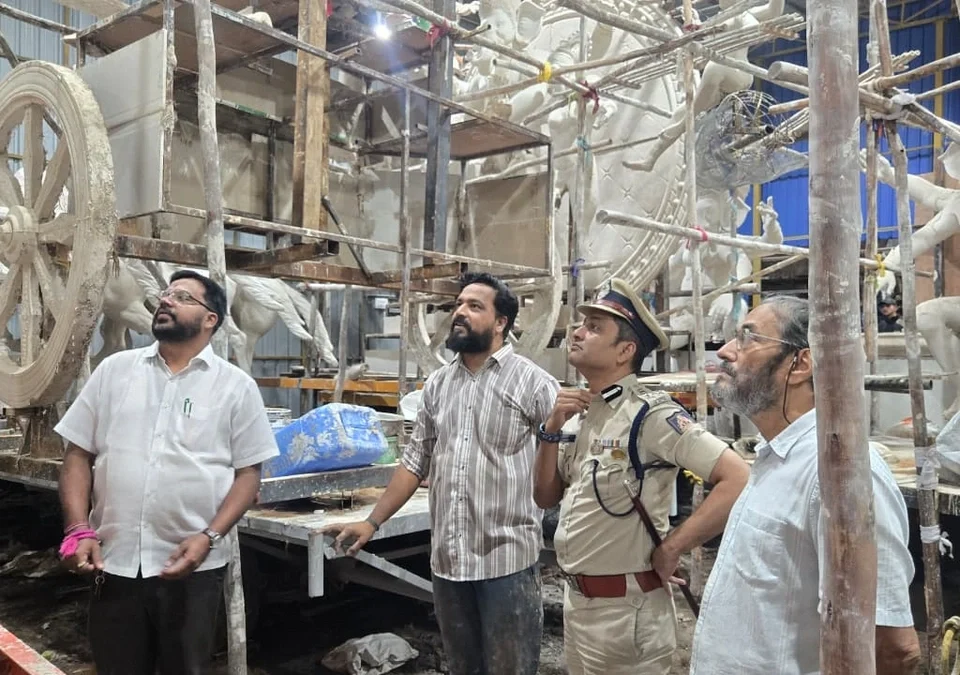 police ayukt bhushan gulabrao borse yanchi vividh ganesh murtishalanna bhet