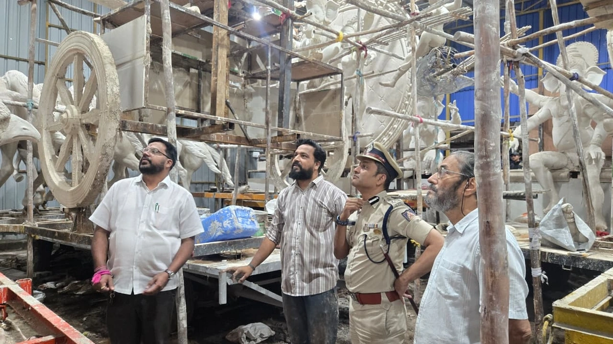 police ayukt bhushan gulabrao borse yanchi vividh ganesh murtishalanna bhet