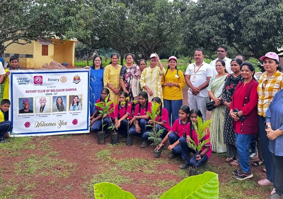 rotary club of belgaav darpantarfe kadoli shasakiya highschoolmadhe vruksharopan