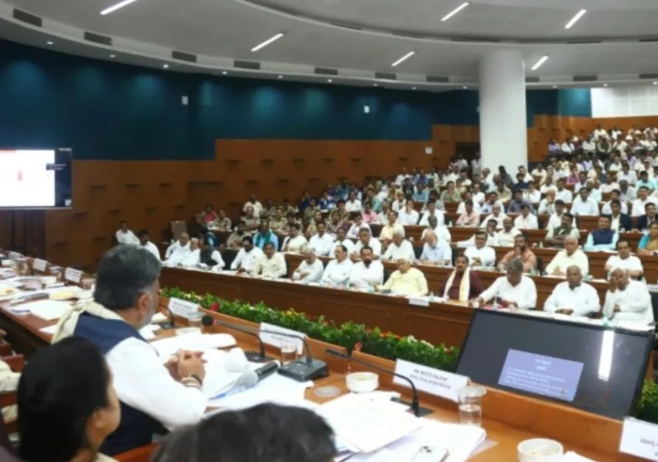 sarkar janatechya dari adhikaryanni lokanparyant pohochave
