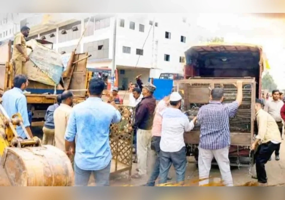 tilakwadi ani madhyavarti bussthanak parisarat cantonment boardachi atikraman hataav mohim
