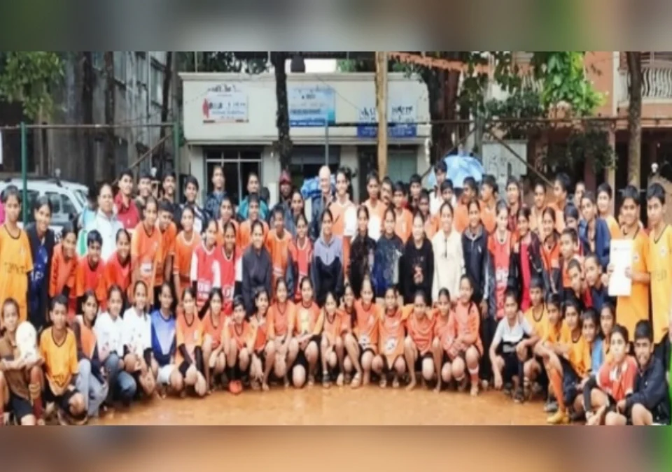 vidyabharati football spardhet saint meera high schoolla charhi gatat vijetepad