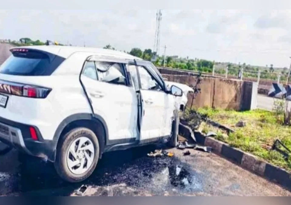 vijapurjaval bhishan car apghat ; aisah don mulancha jagich mrutyu