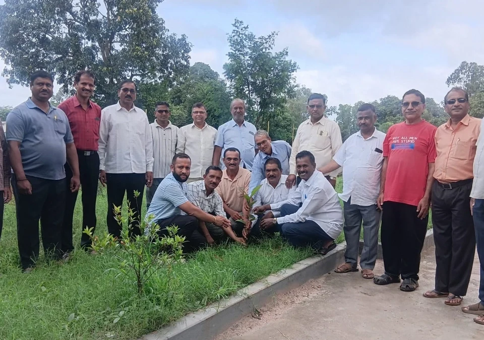 yellurmadhe samaj sarathi sanghataneche vruksharopan