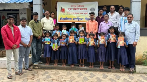 yuva samitichya vatine khanapur talukyatil vividh shalanmadhe shaikshanik sahityache vitaran
