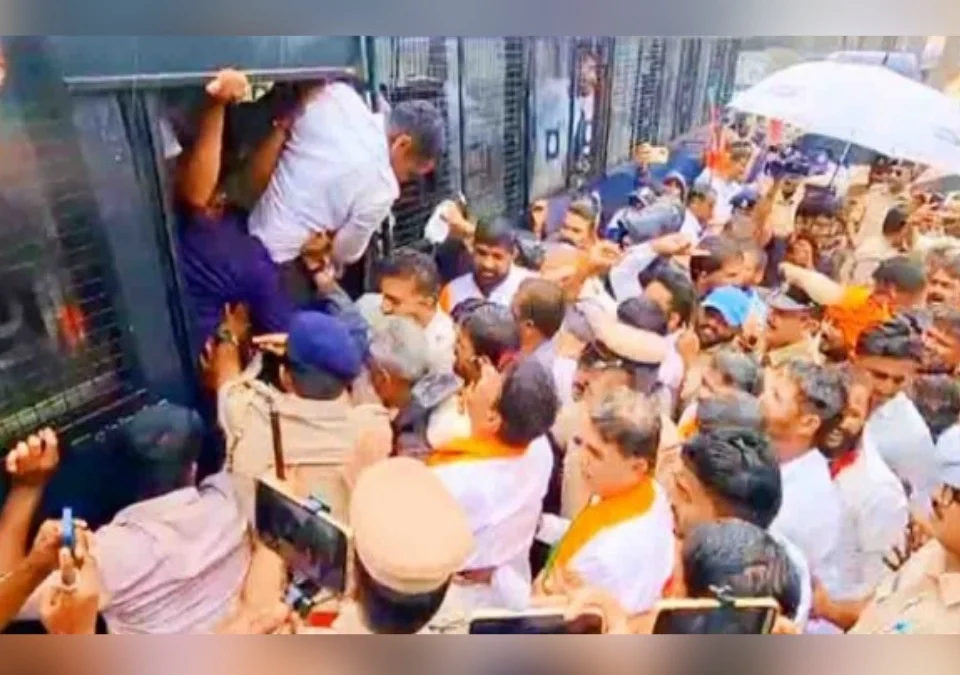 b nagendra yanchya rajinamyachya maganisathi belgaavat bhajapche andolan