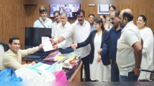 belgaav cantonmentmadhil raste band karnyas nagarikancha virodh