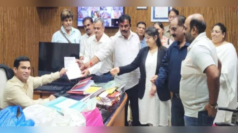 belgaav cantonmentmadhil raste band karnyas nagarikancha virodh