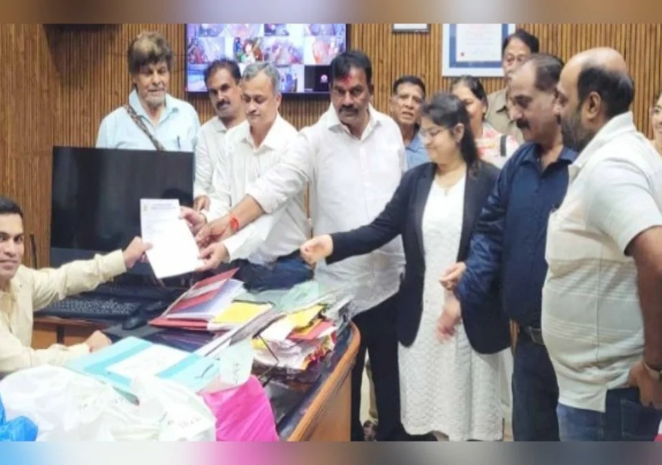 belgaav cantonmentmadhil raste band karnyas nagarikancha virodh