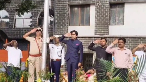 belgaavatil shaskiya karyalayamadhye swatantryadin sajra