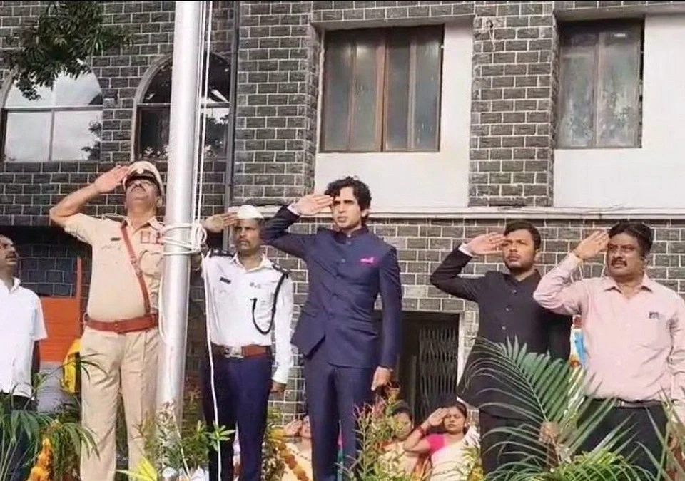 belgaavatil shaskiya karyalayamadhye swatantryadin sajra