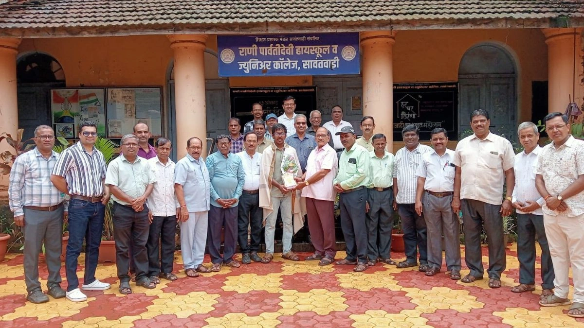 ganit vishayat phd milavlyabaddal dr.vikram naik yancha sawantwadit sanman