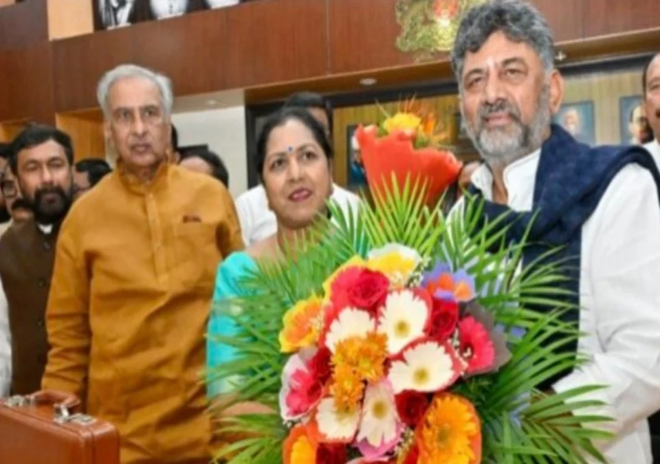 karnataka vidhan parishadevar a.v.gayatri shantegouda yanchi niyukti