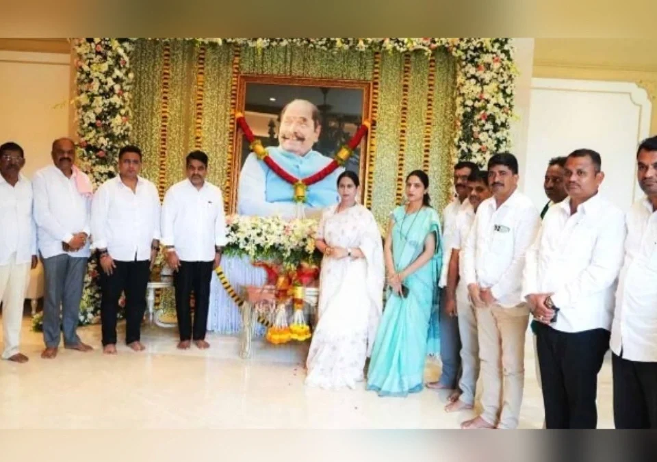 karnatakachya maji mantri lakshmi hebbalkar yanchyakadun divangat dr.d.y.patil yanchya kutumbiyanche santvan