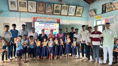 khanapur talukyatil halkarni shivajinagar va chirmurkar galli prathamik marathi shalanmadhe shaikshanik sahitya vitaran