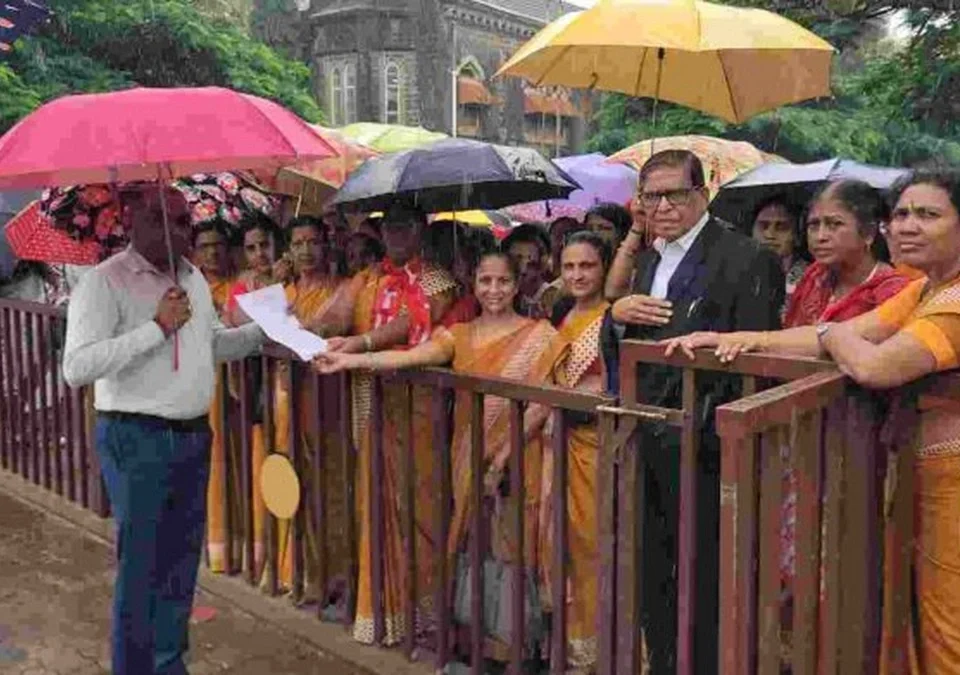 mandhan, pensionsah vividh magnyansathi anganwadi sevikanche bhar pavasat andolan