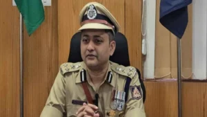 police aayuktanchya badalila tatpurti sthagitee