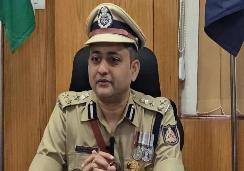 police aayuktanchya badalila tatpurti sthagitee