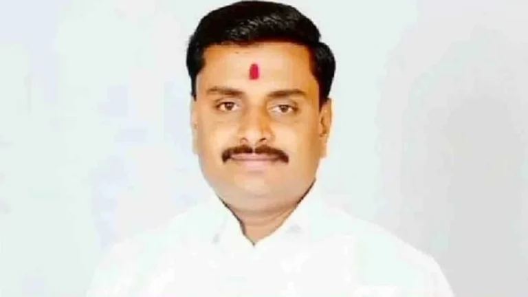 sarkari adhikaryanna dhamkavanara kukhyat gund atket