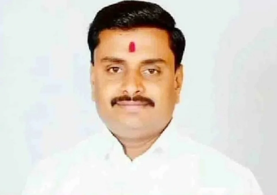 sarkari adhikaryanna dhamkavanara kukhyat gund atket