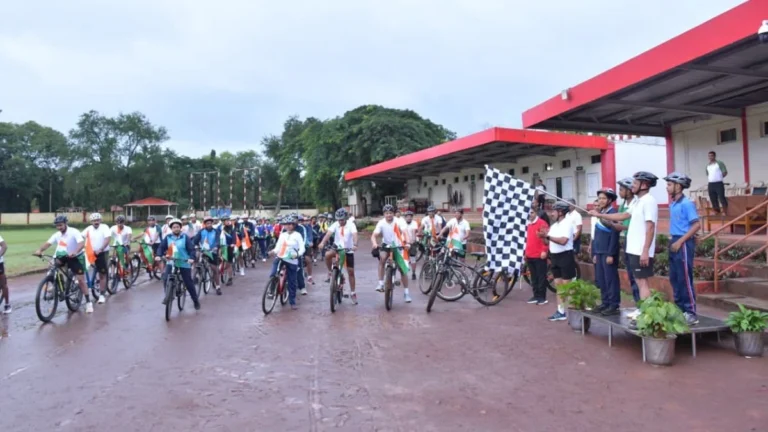 swatantryadinachya parshvabhumivar belgaavat tiranga on wheels cycle rally