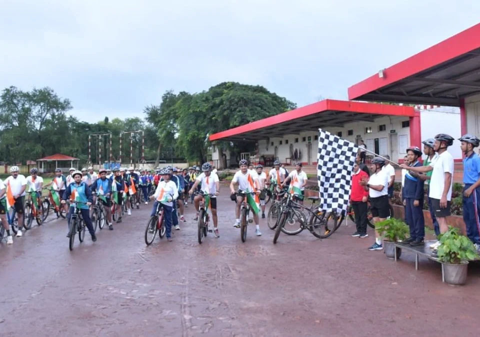 swatantryadinachya parshvabhumivar belgaavat tiranga on wheels cycle rally