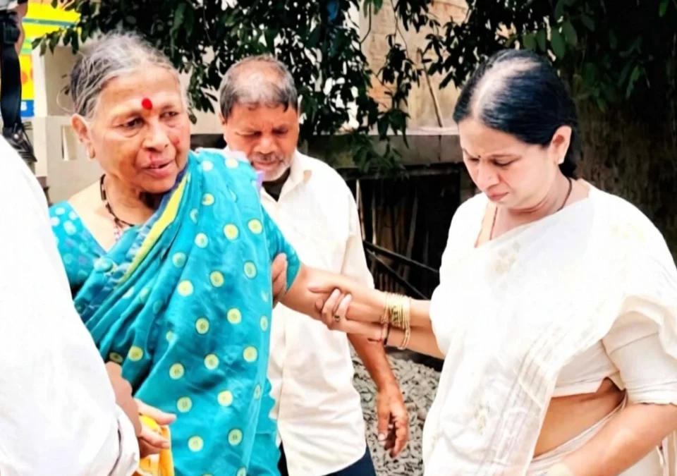 apghatat jakhmi mahilesha prakrutichi aamdar lakshmi hebbalkarankadun vicharpus