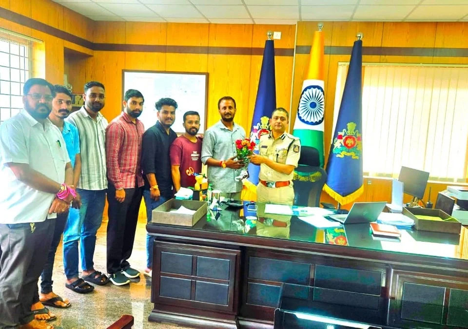 belgaavcha raja mandalachya padadhikaryanni ghetli police aayuktanchi bhet