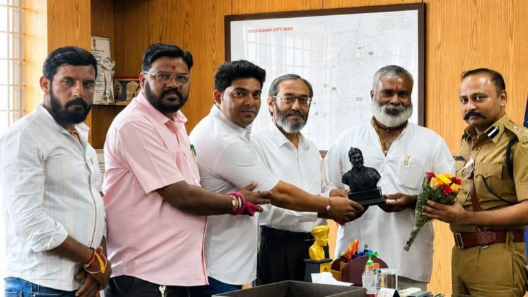 belgaavche navin police aayukt prakash nikam yanche madhyavarti ganeshotsav mahamandalakadun swagat