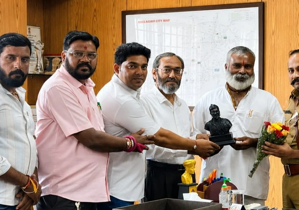 belgaavche navin police aayukt prakash nikam yanche madhyavarti ganeshotsav mahamandalakadun swagat